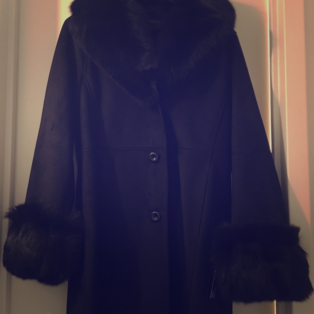 New Winter Coat w Real Fox Fur Trim & Cuffs.
Small